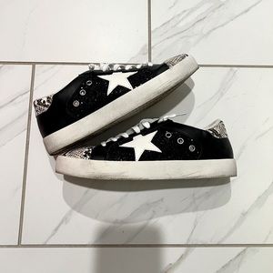 KellParker Star sneakers. Size 7.5. Slightly worn.